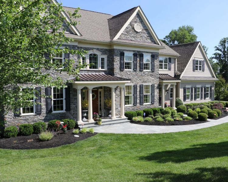 Landscaping: Clean and Manicured Look along the Front Foundation