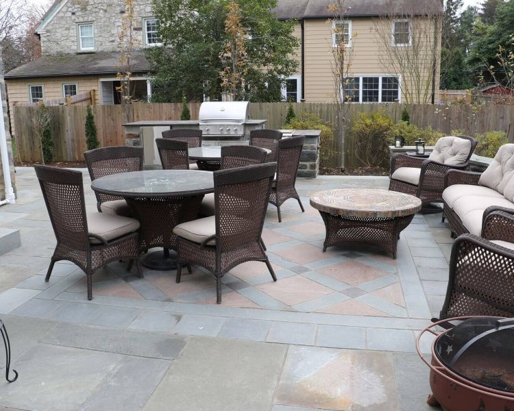Natural Cleft Full Color Flagstone Patio with carpet detail of Tan Flagstone Squares and Plum Flagstone details
