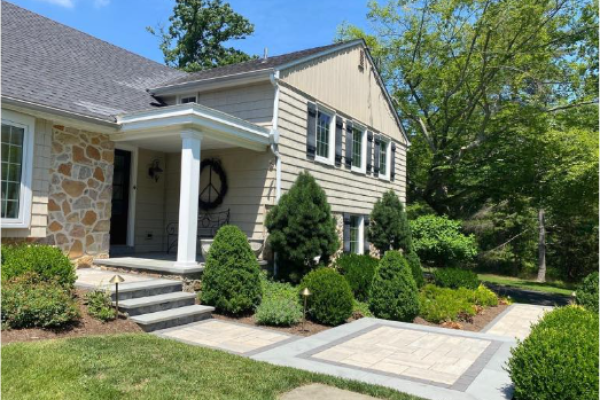 Retaining wall using Techo-Bloc 6&rdquo; Mini Creta Architectural caps in beautiful chestnut brown, and stone granite boulders - Pool and Patio Retreat - New Projects by Burkholder Landscape